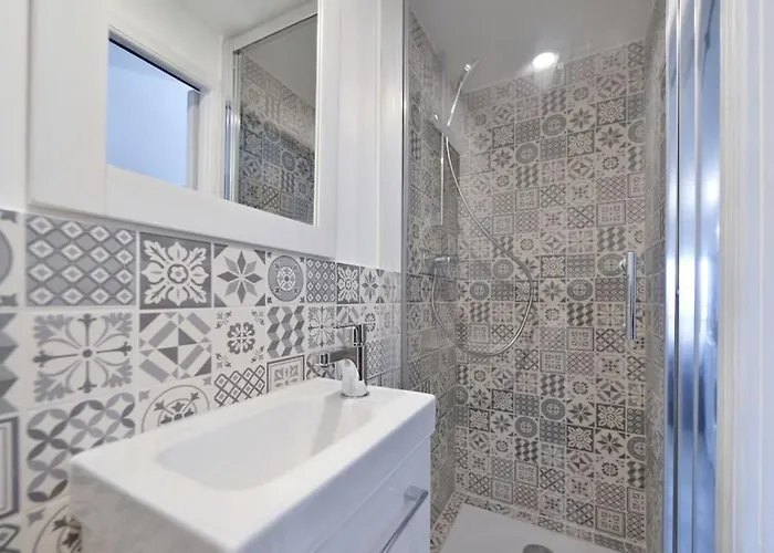 Le Petit Bateau - New Cosy/charming Studio/mezzanine For 3 - Ac/wifi Antibes